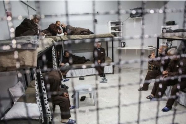 كاتس يوقع أمراً بمنع الصليب الأحمر من زيارة مئات الأسرى الفلسطينيين