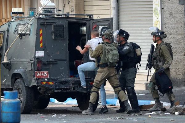 الاحتلال يعتقل 5 مواطنين من ضاحية اكتابا شرق طولكرم