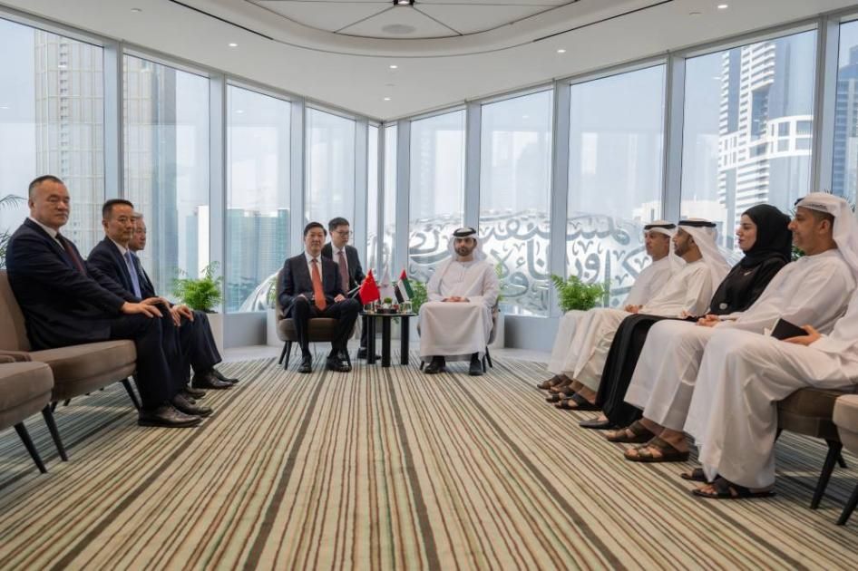 منصور بن محمد يبحث التعاون الرياضي بين الإمارات والصين