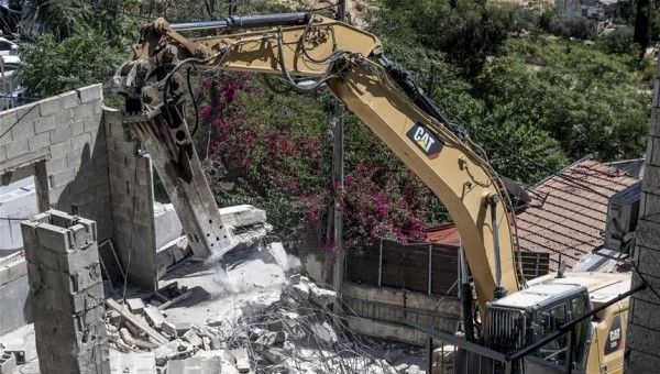 الاحتلال يُسلّم 30 إخطار هدم ووقف بناء في العيسوية والزعيم شرق القدس
