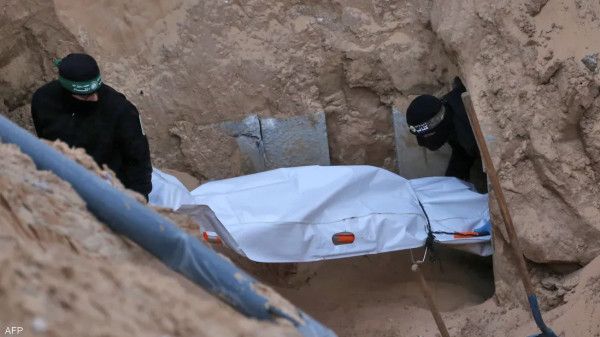 (حماس) تعلن العثور على جثّتي أسيرين إضافيين في قطاع غزة