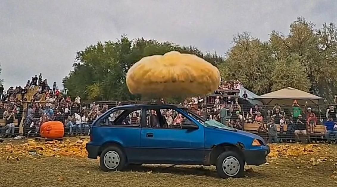 أمريكي يحطم سيارته بيقطينة