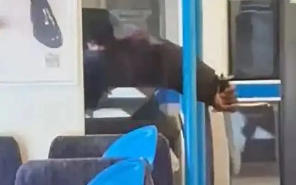بريطانيا: 10 مصابين بينهم 9 في حالة حرجة بهجوم طعن جماعي على قطار