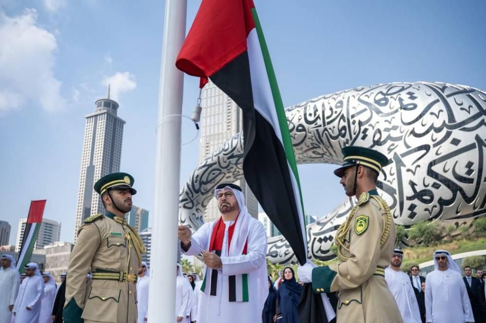 القرقاوي يرفع العلم أمام متحف المستقبل