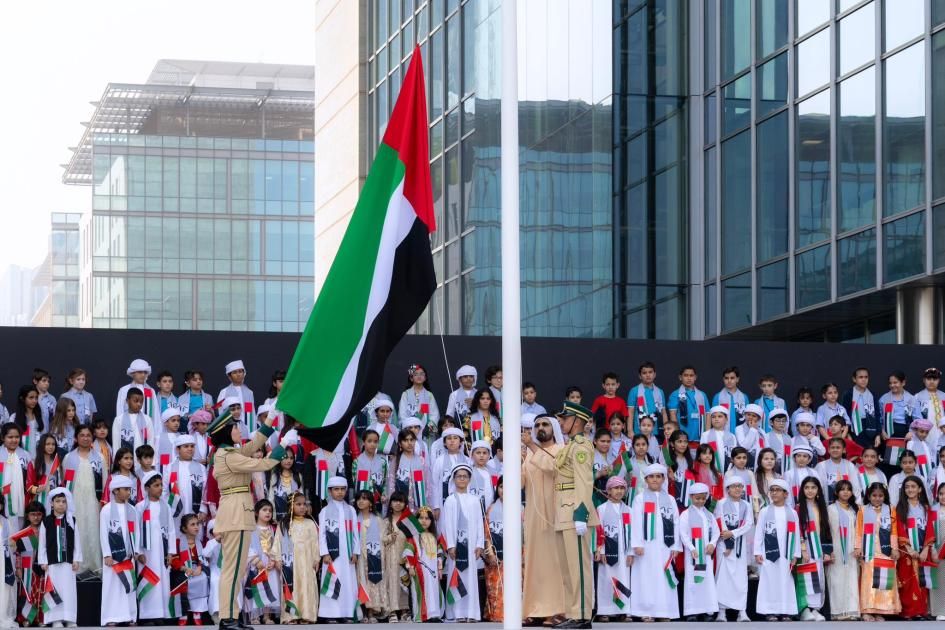 محمد بن راشد: علم الإمارات رمز كرامتنا ووحدتنا (فيديو)