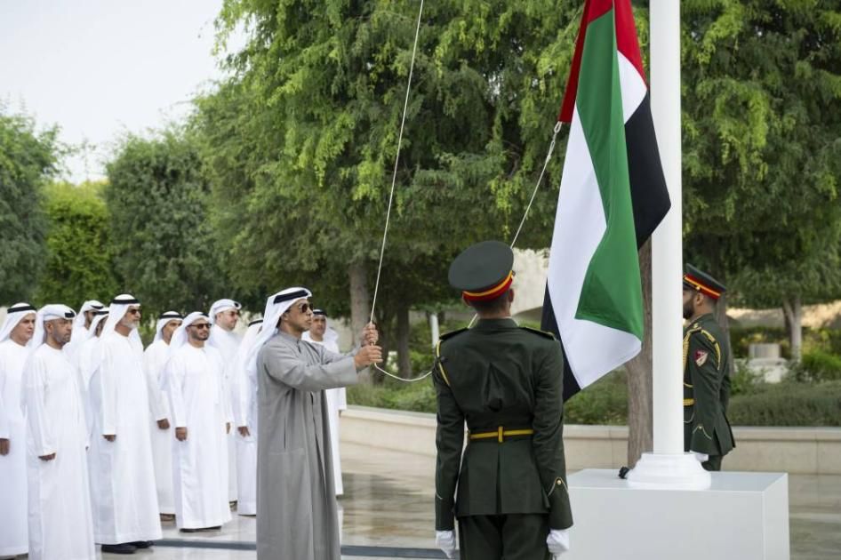 منصور بن زايد: علم الإمارات سيبقى رمزاً للعزة والسيادة