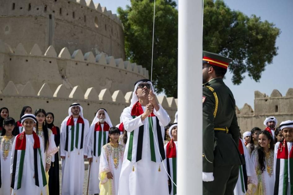 هزاع بن زايد يرفع علم الإمارات في قلعة الجاهلي احتفاءً بيوم العلم