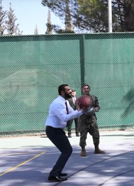الشرع يلعب كرة السلة مع جنرالات الجيش الأمريكي (فيديو)