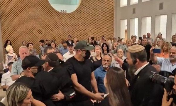 تصفيق حار وهتافات داخل محكمة إسرائيلية أثناء دخول جنود متهمين باغتصاب أسير فلسطيني (فيديو)