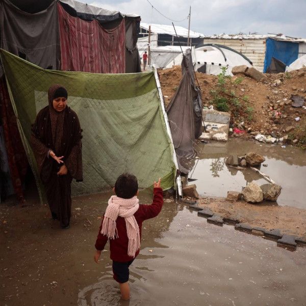 غزة: الأمطار الغزيرة تفاقم معاناة النازحين وتغرق خيامهم