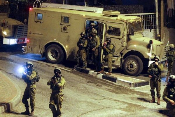 الاحتلال يقتحم نابلس ويعتقل شابا بعد محاصرة منزل