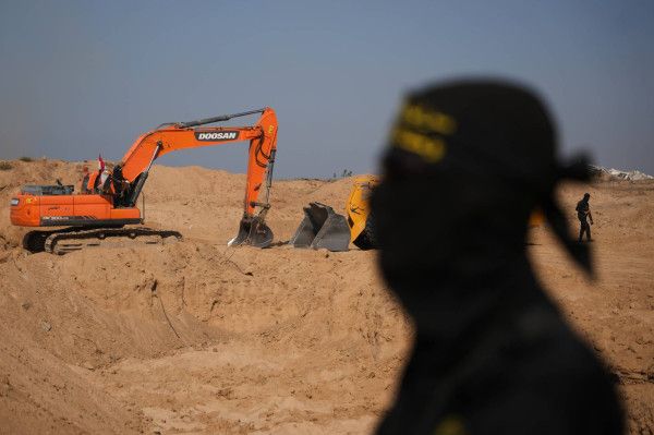 مصادر فلسطينية: تعقد عمليات البحث عن جثث 3 محتجزين إسرائيليين في غزة وسط الدمار