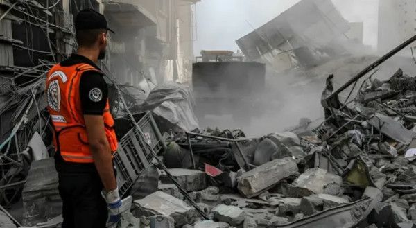 انتشال جثامين 8 شهداء من تحت أنقاض منزل بمخيم المغازي وسط قطاع غزة