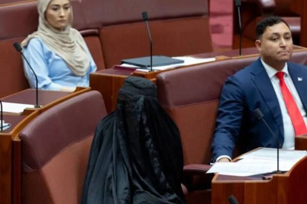 أستراليا: برلمانية يمينية تثير غضباً بارتدائها النقاب في مجلس الشيوخ