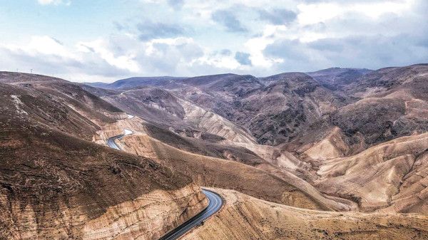 إصابة سائق مركبة في اعتداء مستوطنين على طريق المعرجات شمال غرب أريحا