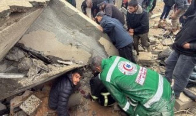 انتشال جثامين 30 شهيدا من تحت أنقاض منزل بغزة واستشهاد فلسطينى بنيران الاحتلال