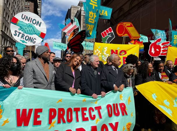 المشاهير فى المظاهرات