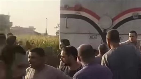قطار يصطدم بسيارة زفة، العروس بالفستان الأبيض على شريط السكة والعريس مغمى عليه (صور)