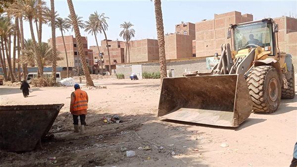 حملات مكثفة بأبو النمرس لرفع كفاءة النظافة وإزالة الإشغالات والتصدي للبناء المخالف (صور)