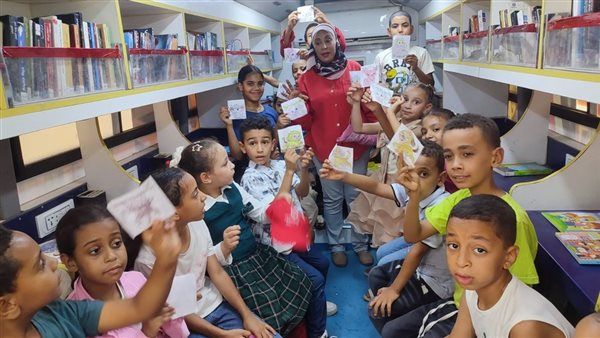 كتب وأنشطة تفاعلية.. المكتبة المتنقلة تصل إلى أطفال المناطق النائية في فرشوط