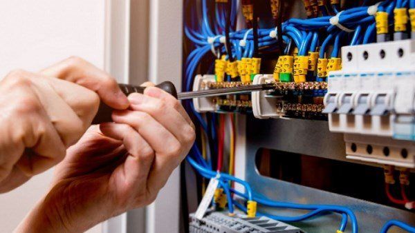 خطوات الإبلاغ عن وقائع سرقة التيار الكهربائي