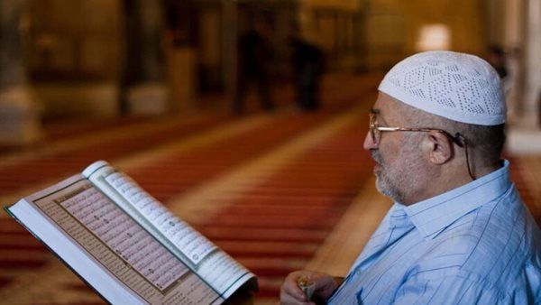 ما حكم قراءة القرآن بالعين دون نطق الآيات باللسان؟ الأزهر للفتوى يجيب