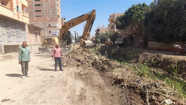رفع 200 طن من نواتج تطهير مصرف أبو عنان بأسيوط