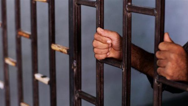 إحالة عاطل للجنايات بتهمة حيازة وبيع الزي العسكري بدون ترخيص في الوايلي