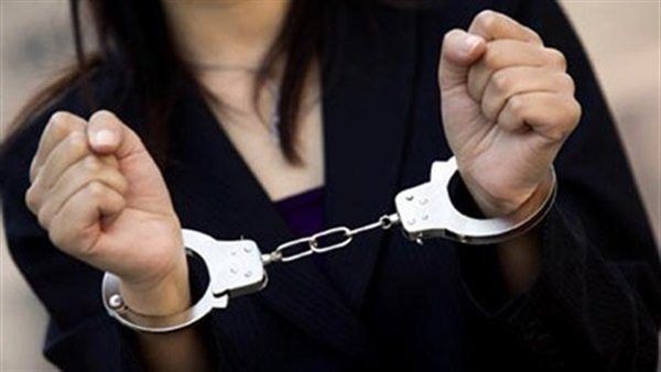 رفض الزواج منها، ضبط خادمة بلوجر شهير بتهمة سرقة أموال وشاشات وميكروفونات من شقته