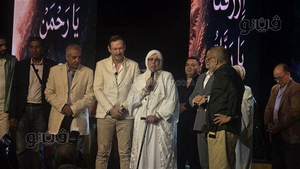 ياسمين الخيام تفاجئ جمهور احتفالية "مدد يا رسول الله" وتتضرع بالدعاء لمصر (صور)