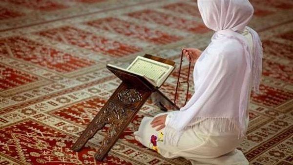فيه خلاف، الإفتاء تحسم الجدل بشأن حكم ستر قدمي المرأة في الصلاة