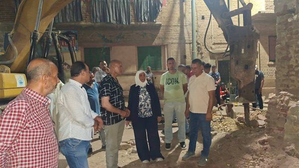 تحرك عاجل من محافظة القليوبية بعد انهيار منزل قديم ببنها وإزالة عقار مجاور لخطورة حالته