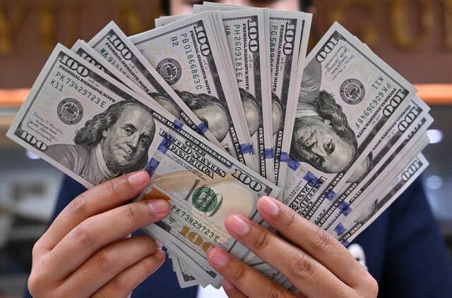الدولار يستقر قرب أعلى مستوياته مع تحذيرات وارش من التضخم