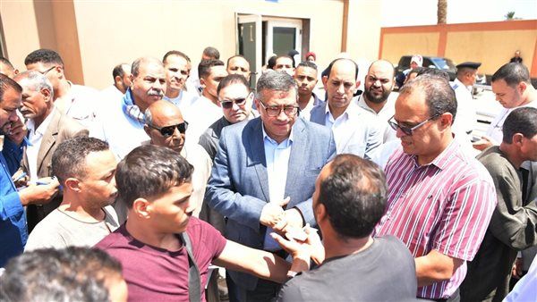 خلال جولة مفاجئة بأبو تشت، محافظ قنا يحيل مدير ووكيل مدرسة للتحقيق ويعفي آخر (صور)