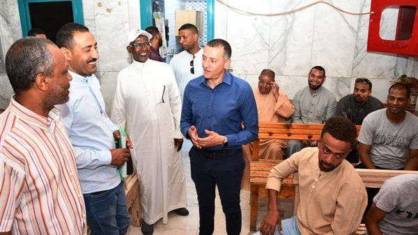 خلال جولة بالقومسيون الطبى، محافظ أسوان يوجه بحسن معاملة المواطنين وتيسير الإجراءات (صور)