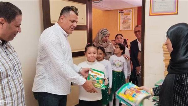 مدير تعليم دمياط يطلق مبادرة "مدرستي عنواني" ويشارك الطلاب غرس الأشجار وتجميل الفصول