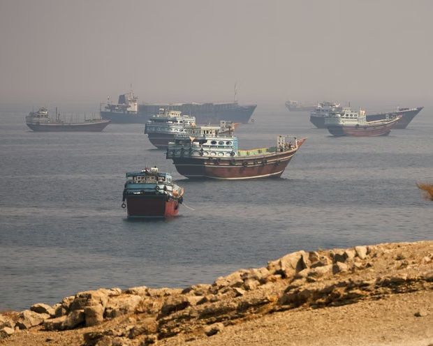 سفن بالقرب من مضيق هرمز، كما تظهر من محافظة مسندم في سلطنة عمان