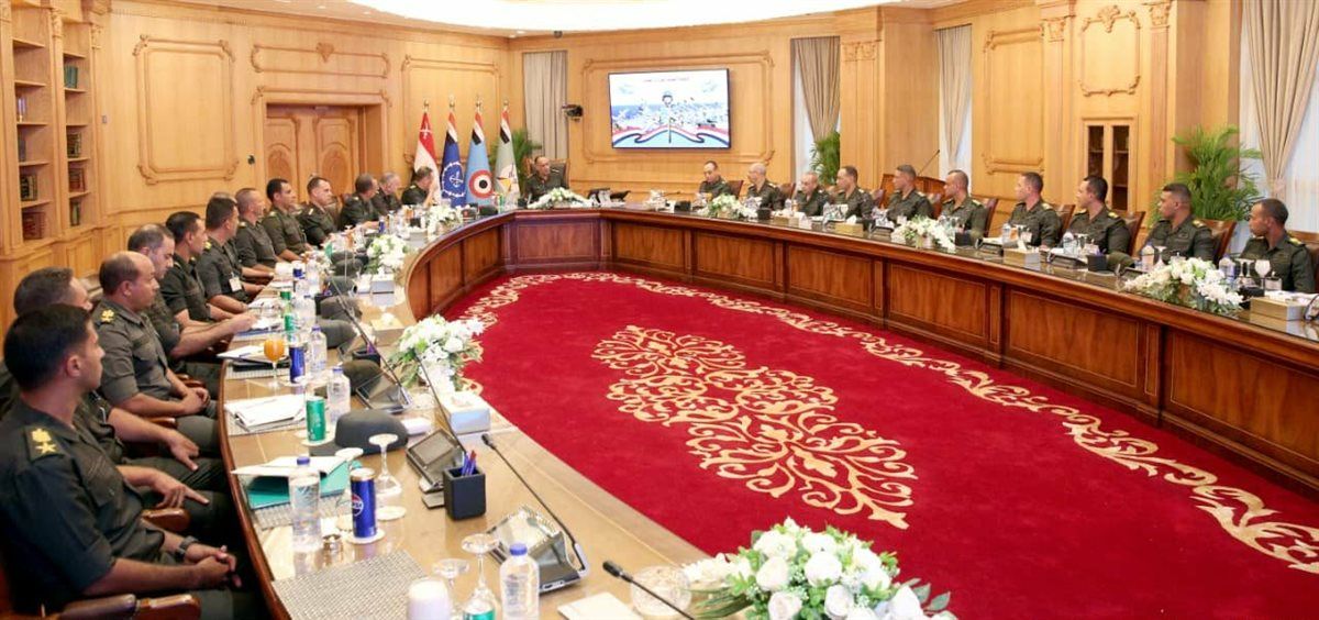 وزير الدفاع يلتقى عددًا من مقاتلى الجيشين الثانى والثالث، فيتو