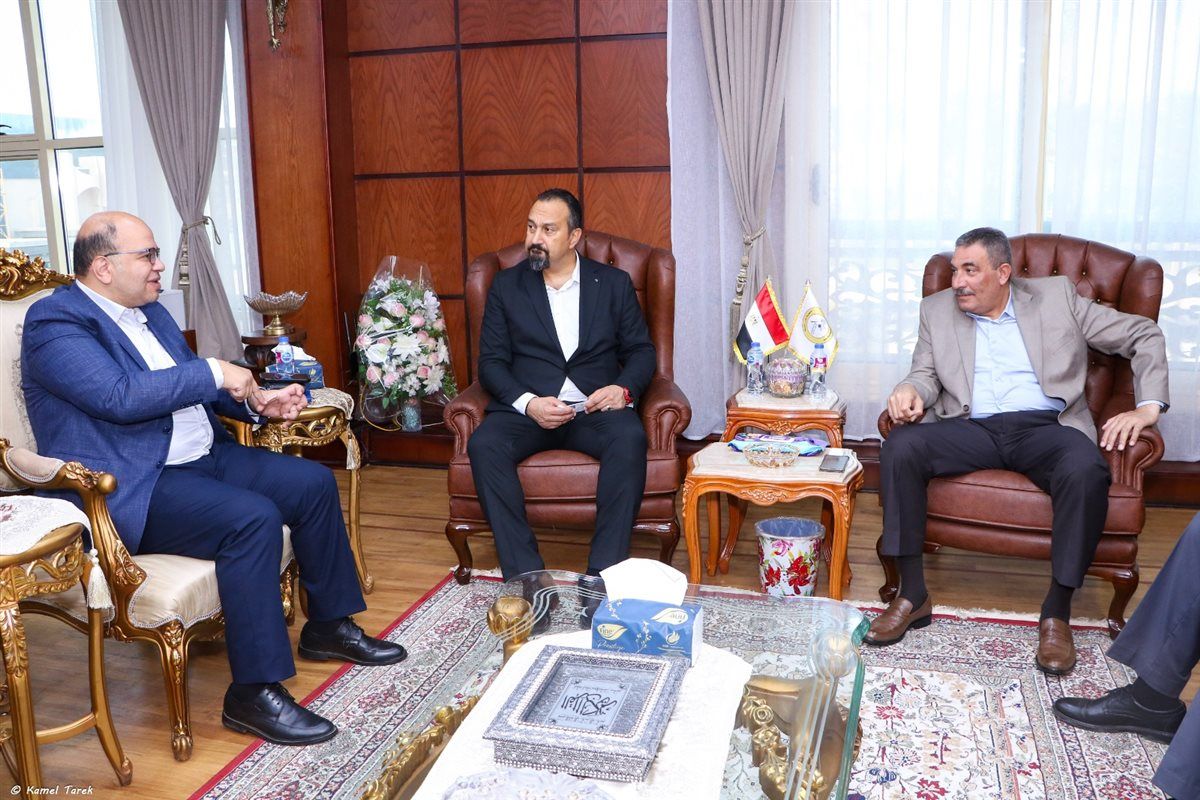 رئيس هيئة ميناء دمياط يبحث مع وفد هاباج لويد العالمية تعزيز التعاون وزيادة حركة التداول