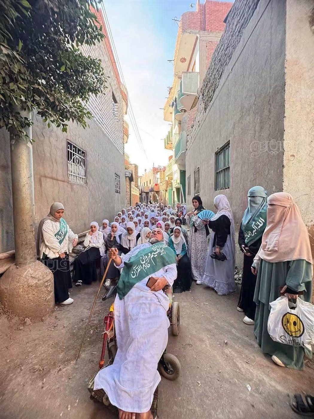 على كرسي متحرك منذ 55 عامًا، شيخ يجهز 50 طفلًا لمسابقة الأزهر للقرآن (صور)