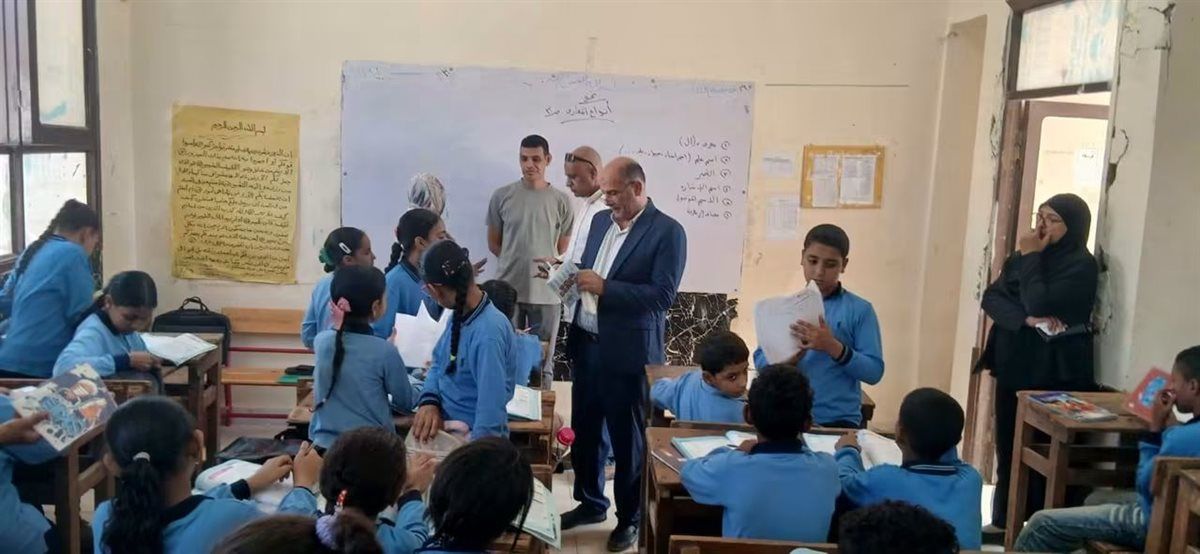 «الأتوبيس الطائر» يصل سفاجا، جولات مفاجئة لمتابعة الدراسة وضبط العملية التعليمية بالبحر الأحمر