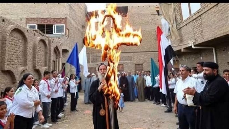 بعد انتشار صور الأنبا بيمن يحمل صليبا مشتعلا، هل فعلا يحرق الأقباط الصليب؟