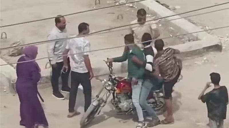 فيديو صادم، خطف شاب بالقوة تحت تهديد صاعق كهربائي ومناشدات بضبط المتهمين