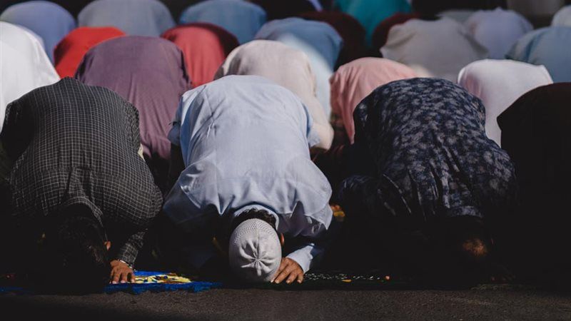 هل صلاة الجماعة للرجال بالمساجد فرض عين أم كفاية؟ الإفتاء توضح اختلاف الفقهاء
