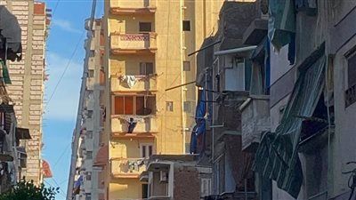 "ربنا يستر"، ميل عقار الإسكندرية يثير المخاوف والأهالي يحذرون من كارثة جديدة في الحضرة (فيديو)