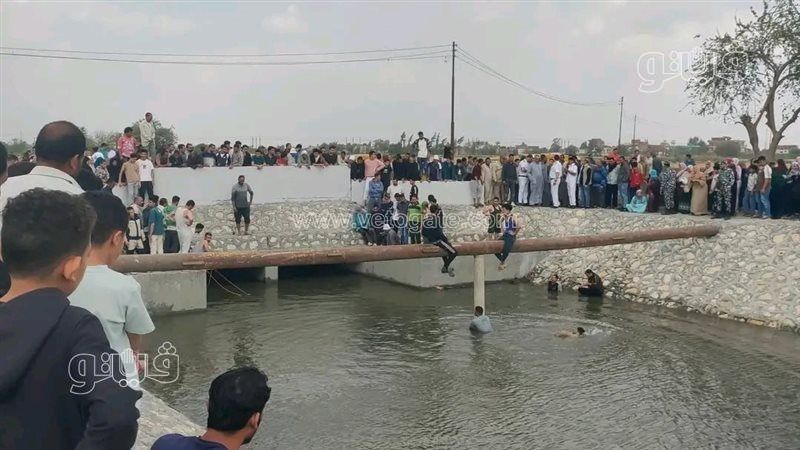 في طريقهم لإخماد حريق.. سيارة إطفاء تسقط في الترعة والأهالي ينقذون طاقمها بالشرقية