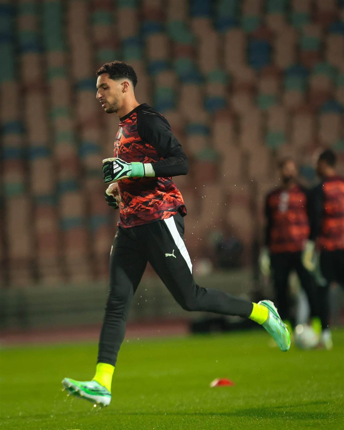 منتخب مصر يجري عملية الإحماء استعدادا لمواجهة جنوب أفريقيا (صور)