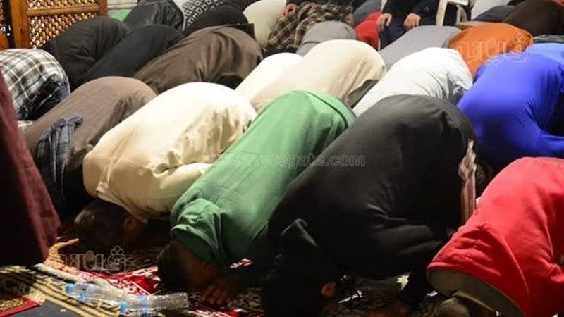 تفسير رؤية صلاة العشاء في المنام وعلاقتها بزوال الهموم والمشاكل