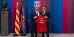 الأهلي وبرشلونة يتبادلان القمصان والهدايا التذكارية علي هامش موقعة الفريقين