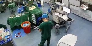 احتفاء صينى بجراح أصر على استكمال عملية دقيقة رغم حدوث زلزال.. فيديو